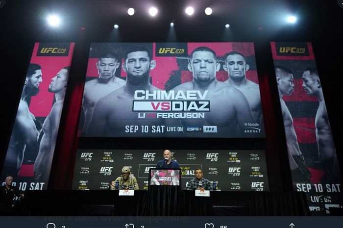 Suasana panggung konferensi pers UFC 279.