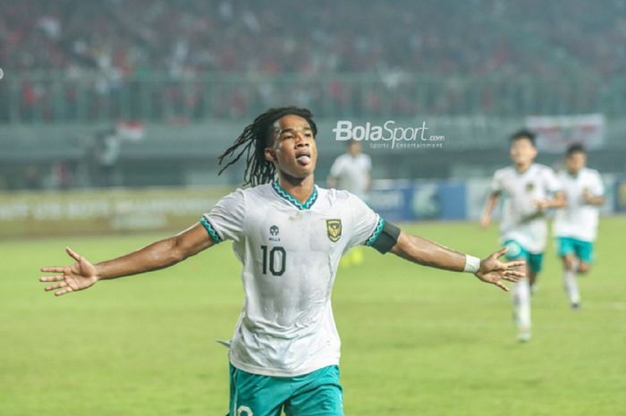 Ronaldo Kwateh selebrasi gol Timnas U-19 Indonesia ke gawang Myanmar dalam Grup A Piala AFF U-19 2022 di Stadion Patriot Candrabhaga, Kota Bekasi, 10 Juli 2022.