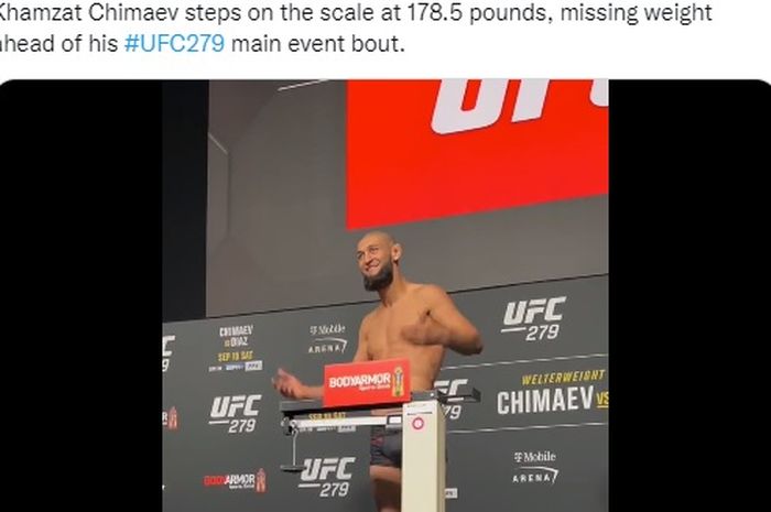 Khamzat Chimaev dalam sesi timbang badan UFC 279, Jumat (8/9/2022) di Las Vegas.