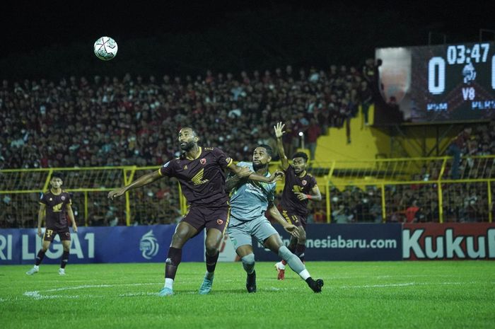 Suasana pertandingan antara PSM Makassar melawan Persebaya Surabaya pada laga pekan ke-9 Liga 1 2022/2023 di Stadion Gelora BJ Habibie, Pare-pare, Sabtu (10/9/2022).