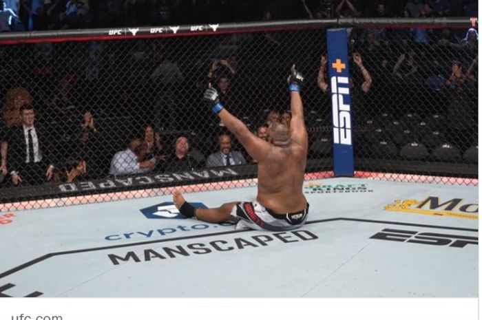 Raksasa lincah, Chris Barnett usai mengalahkan Jack Collier pada UFC 279, Minggu pagi (11/9/2022) di Las Vegas, Amerika Serikat. 