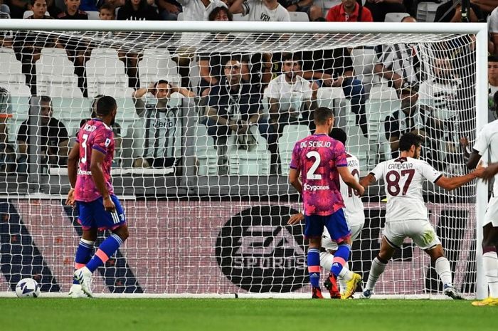 Pemain Salernitana, Antonio Candreva, mencetak gol ke gawang Juventus dalam lanjutan Liga Italia 2022-2023.