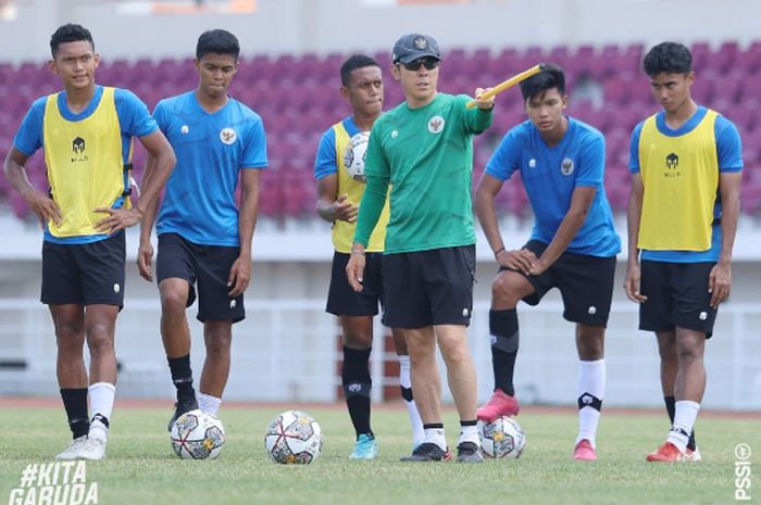 Shin Tae-yong memimpin latihan Timnas U-20 Indonesia untuk persiapan Kualifikasi Piala Asia U-20 2023 di Stadion Gelora Bung Tomo, Surabaya, 12 September 2022.