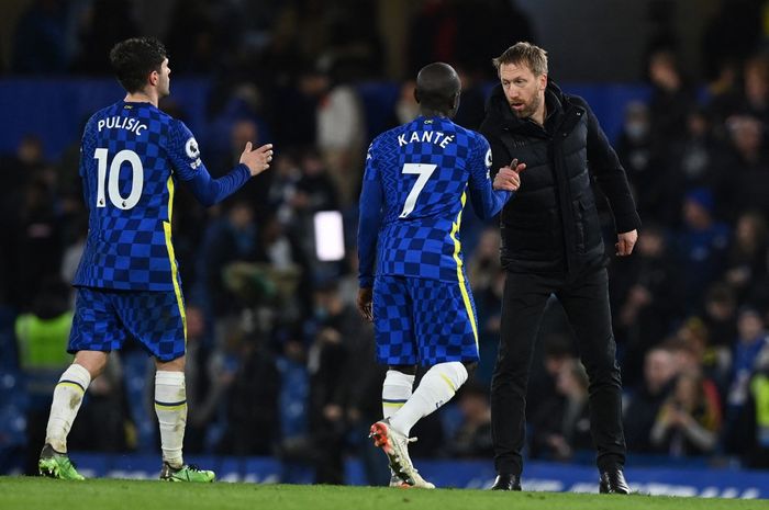 Graham Potter menyalami N'Golo Kante dalam partai Liga Inggris Chelsea vs Brighton di Stamford Bridge, London (29/12/2021). Kini Potter resmi melatih Chelsea.