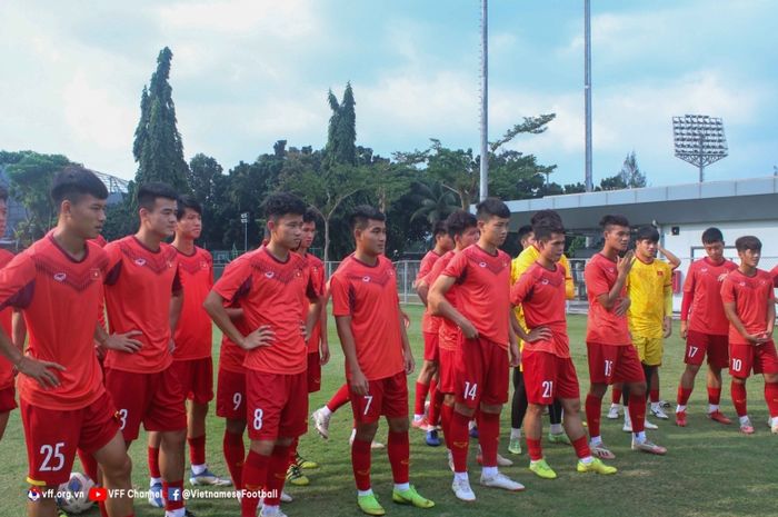 Timnas U-20 Vietnam saat menjalani sesi latihan.