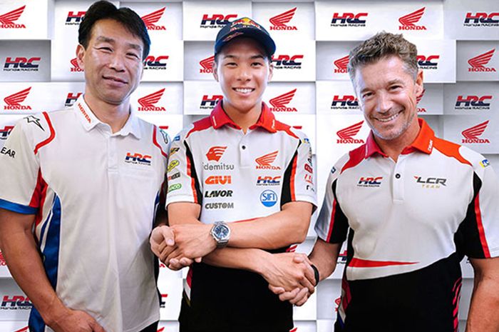 Takaaki Nakagami (tengah) meresmikan kontrak barunya dengan LCR Honda untuk MotoGP musim 2023.