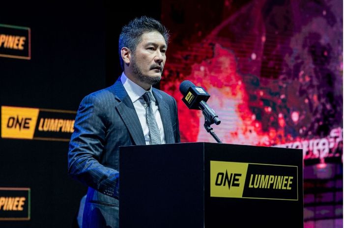CEO ONE Championship, Chatri Sityodtong, saat berbicara di konferensi pers ONE Lumpinee di Bangkok pada Senin (12/9/2022).