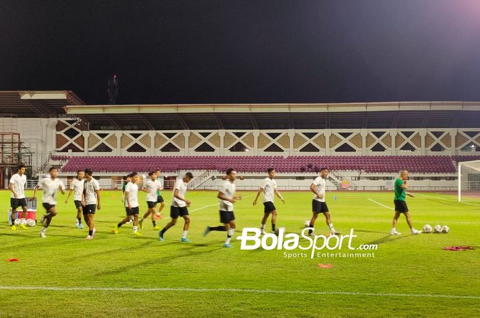 Suasana latihan timnas U-19 Indonesia jelang Kualifikasi Piala Asia U-20 2023 di Lapangan Thor, Surabaya, Selasa (13/9/2022).