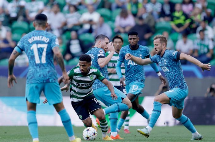 Para pemain Tottenham Hotspur berduel denga Marcus Edwards dari Sporting CP dalam laga grup Liga Champions 2022-2023, Selasa (13/9/2022).