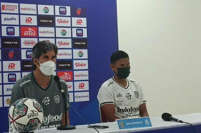 Pelatih dan Pemain Bali United, Stefano Cugurra dan Haudi Abdillah dalam sesi jumpa pers di Stadion Manahan, Surakarta, Jawa Tengah, Rabu (14/9/2022).