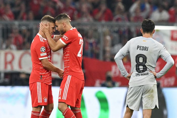 Joshua Kimmich dan Lucas Hernandez melakukan selebrasi dalam laga kedua Grup C Liga Champions, Bayern Muenchen vs Barcelona, di Stadion Allianz Arena, Selasa (13/9/2022).