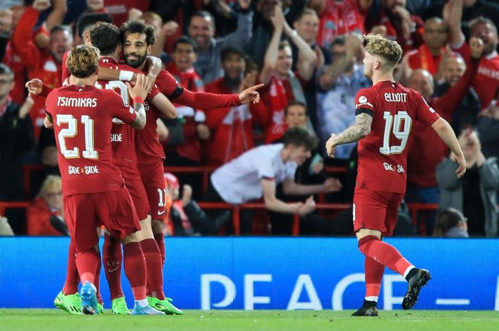 Penyerang Liverpool, Mohamed Salah, merayakan gol ke gawang Ajax dalam laga kedua Grup A Liga Champions di Stadion Anfield, Selasa (13/9/2022).