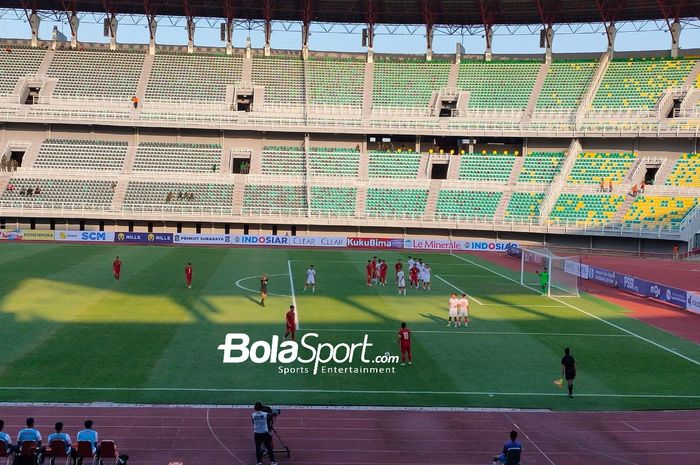 Suasana pertandingan Vietnam Vs Hong Kong dalam penyisihan grup F Kualifikasi Piala Asia U-20 2023 di Stadion Gelora Bung Tomo (GBT) Surabaya, Rabu (14/9/2022).