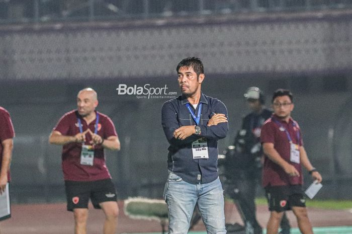 Pelatih Dewa United, Nil Maizar (kanan), nampak serius memantau timnya bertanding dalam laga pekan ke-10 Liga 1 2022 di Stadion Indomilk Arena, Tangerang, Banten, 15 September 2022.