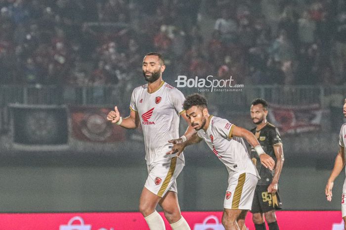 Pemain PSM Makassar, Yance Sayuri (kanan), nampak menghampiri rekannya bernama Yuran Fernandez Rocha Lopes (kiri) yang mampu mencetak gol dalam laga pekan ke-10 Liga 1 2022 di Stadion Indomilk Arena, Tangerang, Banten, 15 September 2022.