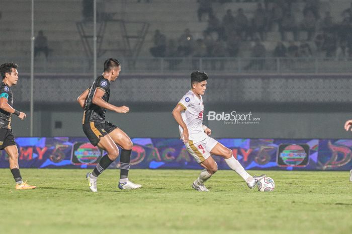 Striker PSM Makassar, Muhammad Ramadhan Sananta (kanan), sedang mengontrol bola saat bertanding dalam laga pekan ke-10 Liga 1 2022 di Stadion Indomilk Arena, Tangerang, Banten, 15 September 2022.