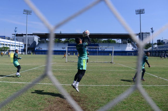 Kiper Persib Bandung saat menjalani latihan