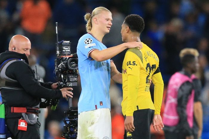 Striker Manchester City, Erling Haaland, berbicara dengan gelandang Borussia Dortmund, Jude Bellingham, seusai laga Grup G Liga Champions di Stadion Etihad, Rabu (14/9/2022).