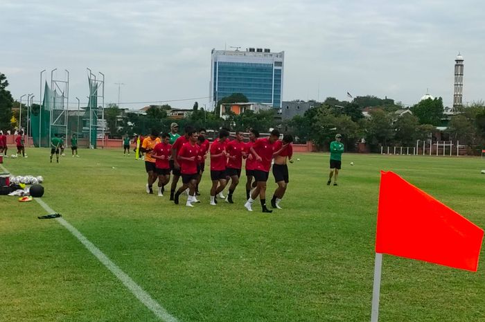 Sesi latihan timnas U-20 Indonesia di Lapangan THOR, Surabaya, Jawa Timur, Kamis (15/9/2022)