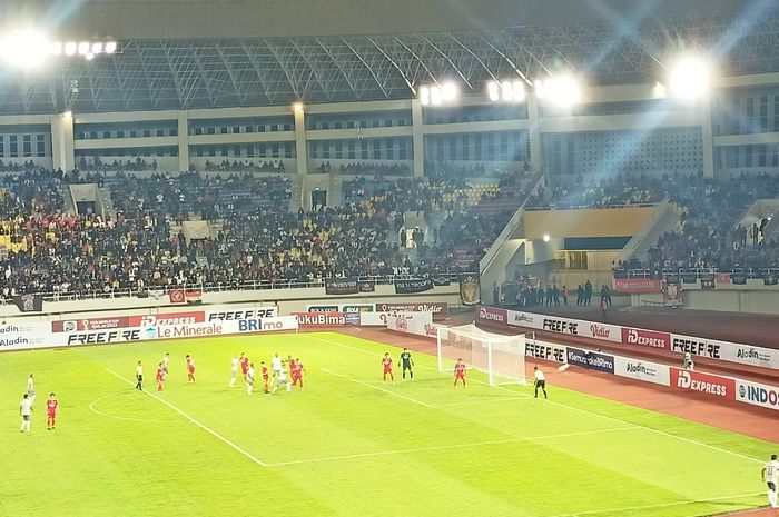 Laga Persis Solo versus Bali United pada pekan ke-10 Liga 1 2022/2023 di Stadion Manahan, Surakarta, Jawa Tengah, Kamis (15/9/2022).