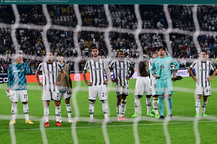 Para pemain Juventus tampak lesu setelah takluk 1-2 dari Benfica dalam matchday kedua Grup H Liga Champions 2022-2023.
