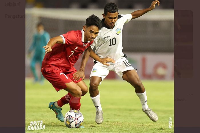 Salah satu andalan Timnas U-20 Indonesia, Marselino Ferdinan (kiri), bersaing dengan pemain Timor Leste dalam Kualifikasi Piala Asia U-20 2023 di Stadion Gelora Bung Tomo,  Surabaya, Rabu (14/9/2022) malam WIB.