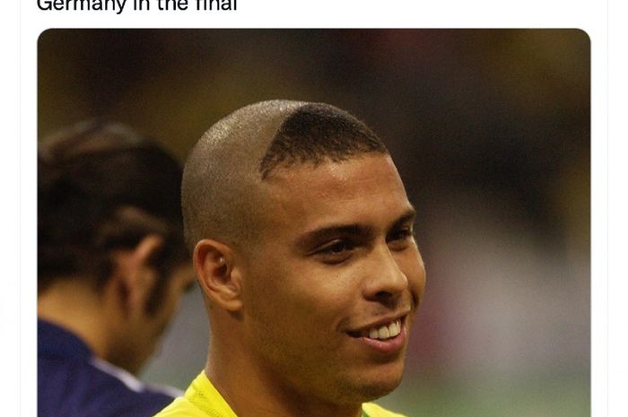 Penyerang legendaris Brasil, Ronaldo, dengan gaya rambut khasnya pada Piala Dunia 2002