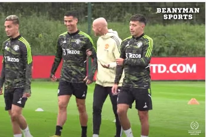 Momen Erik ten Hag bercanda sambil merangkul Cristiano Ronaldo dalam sesi latihan Manchester United.