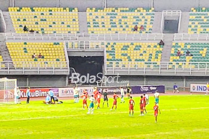 Momen kiper timnas U-20 Indonesia, Cahya Supriadi, mendapatkan perawatan setelah bebenturan ketika bertanding di Stadion Gelora Bung Tomo, Surabaya, Jawa Timur, 16 September 2022.