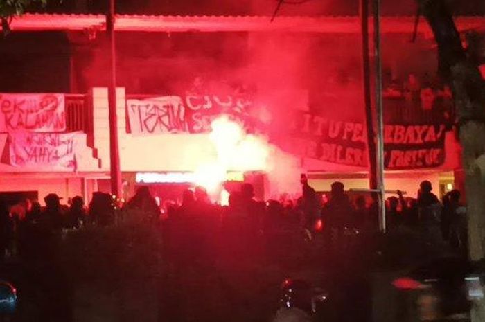 Suporter Persebaya Surabaya protes dengan mendatangi Kantor Manajemen Persebaya Surabaya, di Jalan Hayam Wuruk No.1, Sawunggaling, Wonokromo, Surabaya.