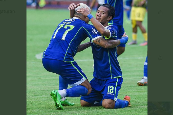 Dua pilar Persib Bandung, Ciro Alves dan Henhen Herdiana, selebrasi kemenangan atas Barito Putera dalam Liga 1 di Stadion Gelora Bandung Lautan Api, Bandung, Jumat (16/9/2022).
