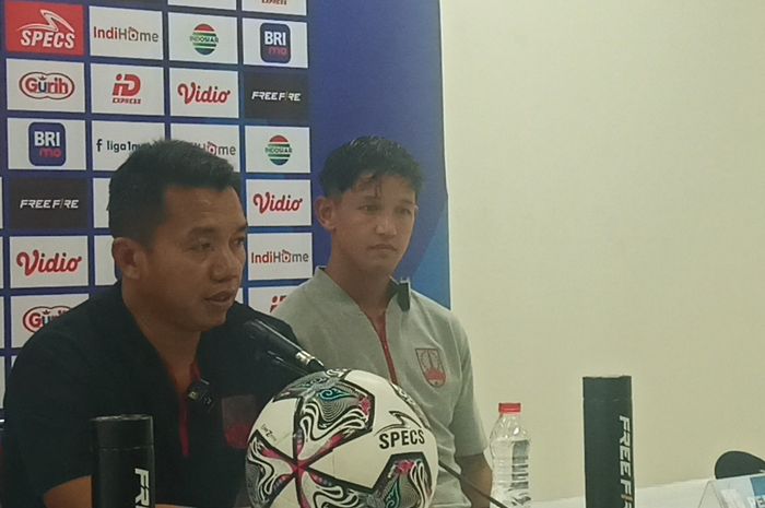 Caretaker Persis Solo. Rasiman dan Irfan Bachdim dalam sesi jumpa pers setelah laga melawan Bali United di Stadion Manahan, Surakarta, Jawa Tengah, Kamis (15/9/2022).