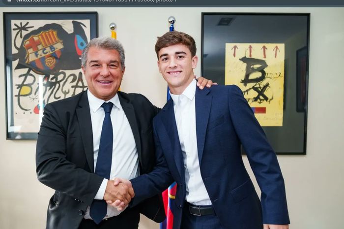 Joan Laporta berfoto bersama Gavi selepas sang pemain meneken kontrak baru dengan barcelona.