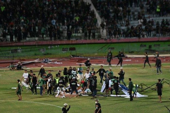 Bonek melampiaskan kekecewaan terhadap Persebaya yang telan kekalahan tiga kali beruntun pada Liga 1 2022-2023. Mereka turun lapangan dan merusak fasilitas Stadion Gelora Delta Sidoarjo,  Kamis (15/9/2022). 
