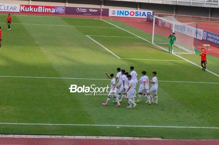 Selebrasi Nguyen Thanh Nhan usai timnas U-19 Vietnam mencetak gol ke gawang Timor Leste dalam laga grup F Kualifikasi Piala Asia U-20 2023, di Stadion Gelora Bung Tomo, Surabaya, Jumat (16/9/2022).