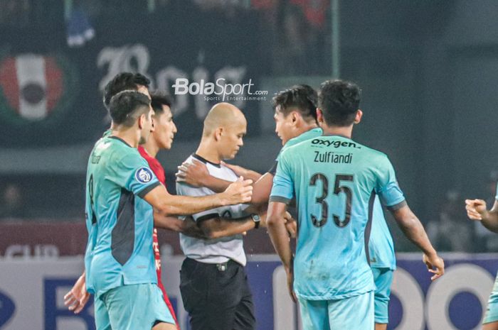 Sejumlah pemain Madura United nampak melakukan protes kepada wasit yang bernama Ginanjar Rahman Latief dalam laga pekan ke-10 Liga 1 2022 di Stadion Patriot Candrabhaga, Bekasi, Jawa Barat, 17 September 2022.