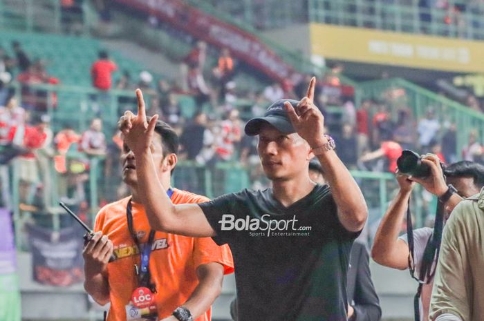 Ismed Sofyan menyapa The Jakmania  dalam perpisahannya dengan Persija Jakarta usai laga pekan ke-10 Liga 1 2022-2023 di Stadion Patriot Candrabhaga, Kota Bekasi,  Sabtu (17/9/2022) malam WIB.