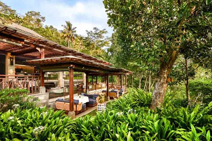 Sawah Terrace Sunday Brunch yang menyajikan berbagai hidangan lokal terbaik