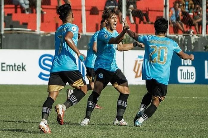 Para pemain Sulut United dalam laga melawan Persipura di Liga 2, Sabtu (10/9/2022) di Stadion Klabat, Manado.