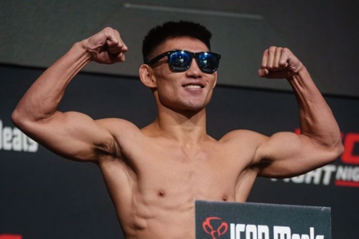 Jagoan kelas bantam asal China, Song Yadong, dalam sesi timbang badan menjelang tampil di UFC Vegas 60, Jumat (16/9/2022).