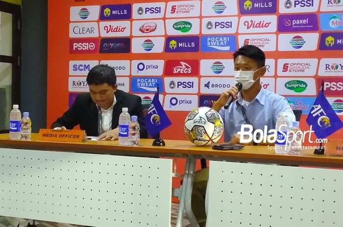 Pelatih Hong Kong,  Cheung Kin Fung dalam konferensi pers pasca-kalah 1-5 dari timnas U-20 Indonesia di Stadion Gelora Bung Tomo, Jumat (16/9/2022).