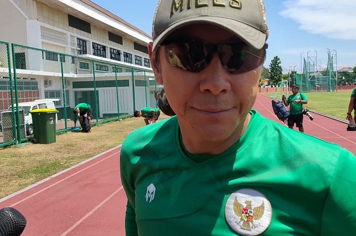 Shin Tae-yong saat memimpin latihan timnas U-20 Indonesia di Lapangan THOR, Surabaya pada Sabtu (17/9/2022)