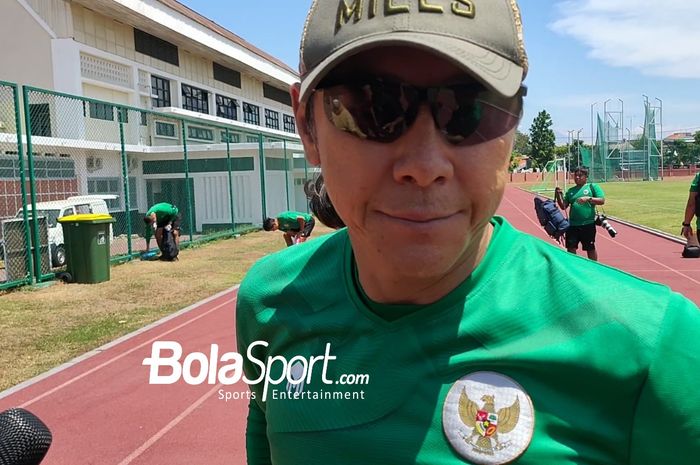 Shin Tae-yong saat memimpin latihan timnas U-20 Indonesia di Lapangan Thor, Surabaya pada Sabtu (17/9/2022).