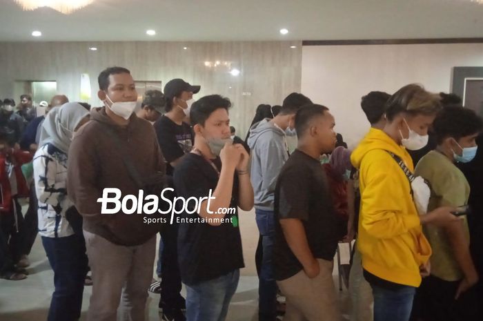 Antrean calon penonton timnas U-20 Indonesia Vs Vietnam di salah satu tempat penukaran tiket, Mall SIOLA, Surabaya pada Sabtu (17/9/2022).