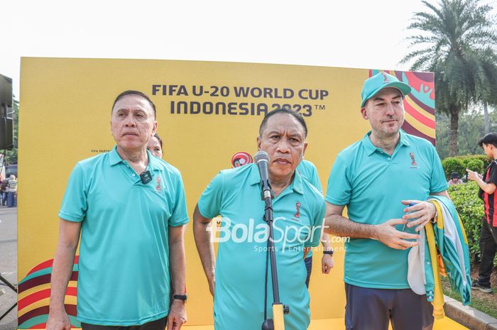 (Dari kiri ke kanan) Mochamad Iriawan selaku Ketua Umum PSSI, Zainudin Amali sebagai Menteri Pemuda dan Olahraga Republik Indonesia, dan Jaime Yarza selaku Direktur Kompetisi FIFA sedang memberikan keterangan kepada awak media di Bunderan HI, Jakarta, 18 September 2022.