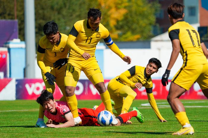 Aksi pemain timnas U-20 Malaysia ketika menghadapi timnas U-20 Korea Selatan pada Kualifikasi Piala Asia U-20 2023.
