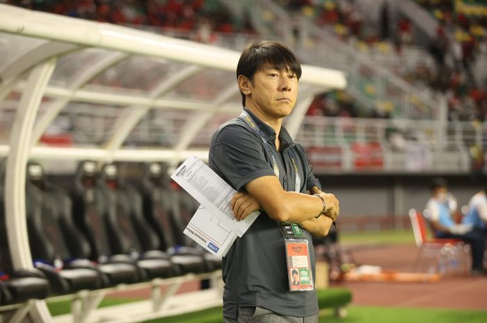 Shin Tae-yong saat memimpin laga timnas U-20 Indonesia vs Vietnam di Kualifikasi Piala Asia U-20 2023.