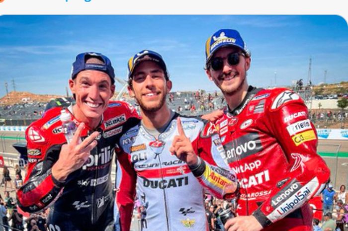 Pembalap Gresini Racing, Enea Bastianini (tengah), menjadi pemenang balapan MotoGP Aragon 2022 di Sirkuit Aragon, Minggu (18/9/2022).
