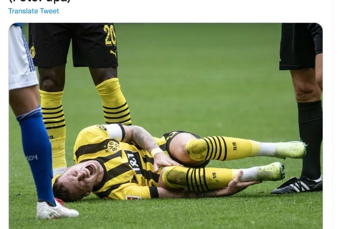 Pemain depan Borussia Dortmund, Marco Reus, cedera saat melawan Schalke 04 pada pertandingan Liga Jerman, Sabtu (17/9/2022) di Stadion Signal Iduna Park, Dortmund, Jerman.