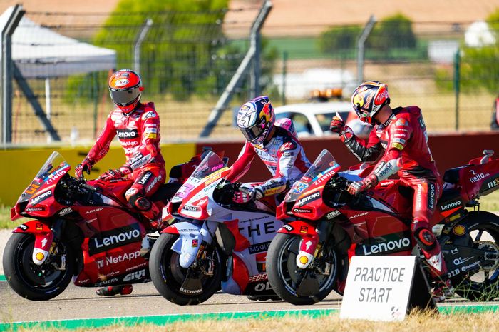 Tiga pembalap Ducati, Francesco Bagnaia, Enea Bastianini, dan Jack Miller, usai kualifikasi MotoGP Aragon di Sirkuit MotorLand Aragon, Sabtu (17/9/2022).